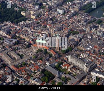 Den Haag, Holland, 08. - 1988. August: Historische Luftaufnahme der evangelischen St.-Jakobs-Kirche, de Grote Kerk oder de Sint Jacobskerk in der Torenstr Stockfoto