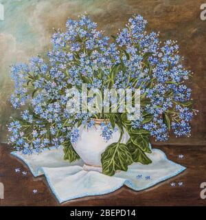 Stillleben mit schönem Vergissmeinnicht-Bouquet in Keramikvase. Blaue Frühlingsblumen vergessen mich nicht Myosotis im Blumentopf. Handgefertigte Malerei. Original Stockfoto