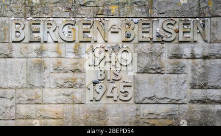 Bergen, Deutschland. April 2020. Steine liegen auf einem Schriftzug im Bergen-Belsen-Denkmal. Vor genau 75 Jahren, am 15. April 1945, wurde das Konzentrationslager Bergen-Belsen von britischen Soldaten befreit. Aufgrund der Corona-Pandemie ist es ein sehr schweigsam gedenkender: Kaum Besucher oder auch Zeitzeugen finden ihren Weg zum ehemaligen KZ im Landkreis Celle. Kredit: Julian Stratenschulte/dpa/Alamy Live News Stockfoto