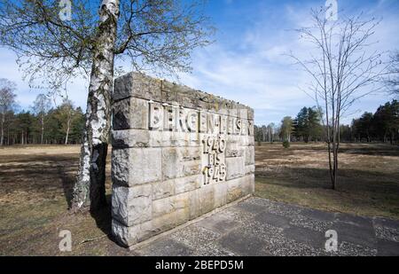Bergen, Deutschland. April 2020. Steine liegen auf einem Schriftzug im Bergen-Belsen-Denkmal. Vor genau 75 Jahren, am 15. April 1945, wurde das Konzentrationslager Bergen-Belsen von britischen Soldaten befreit. Aufgrund der Corona-Pandemie ist es ein sehr schweigsam gedenkender: Kaum Besucher oder auch Zeitzeugen finden ihren Weg zum ehemaligen KZ im Landkreis Celle. Kredit: Julian Stratenschulte/dpa/Alamy Live News Stockfoto