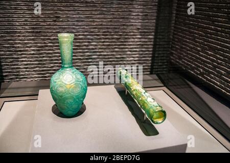 Eine iranische Glasflasche aus der 9. oder 10. Jahrhundert und ein Dokumentenhalter aus dem 6. bis 8. Jahrhundert auf dem Display in Doha. Stockfoto