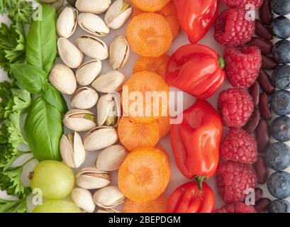 Bunte abwechslungsreiche pflanzliche Ernährung Zutaten einschließlich Getreide; Nüsse, Obst und Gemüse Stockfoto