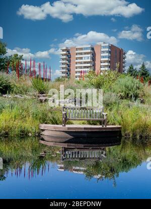 Bank reflektiert mit Wohnung im Hintergrund Stockfoto