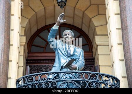 Nelson Mandela hielt seine erste öffentliche Rede im Rathaus von Kapstadt. Er stand am 11. Februar 1990 auf dem Balkon des großen edwardianischen Gebäudes und richtete sich an eine Menschenmenge von Tausenden, die die große Parade packten, um ihre neue freigewordene Ikone zum ersten Mal seit Jahren öffentlich sprechen zu sehen. Stockfoto