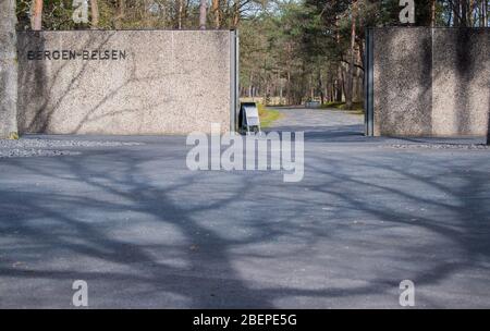 15. April 2020, Niedersachsen, Bergen: Eingangstor zur Gedenkstätte Bergen-Belsen. Vor genau 75 Jahren, am 15. April 1945, wurde das Konzentrationslager Bergen-Belsen von britischen Soldaten befreit. Aufgrund der Corona-Pandemie ist es ein sehr schweigsam gedenkender: Kaum Besucher oder auch Zeitzeugen finden ihren Weg zum ehemaligen KZ im Landkreis Celle. Foto: Julian Stratenschulte/dpa Stockfoto