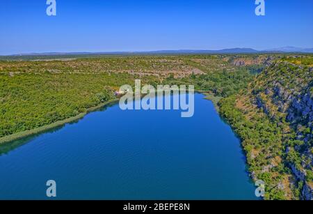 Luftaufnahme von Brljan See in Kroatien im Canyon des Flusses Krka Stockfoto