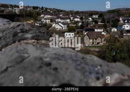 MERTHYR TYDFIL, WALES - 13. APRIL 2020 - Blick vom Cefn-Coed Viadukt hinunter auf das Dorf Cefn-Coed. Stockfoto