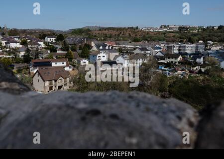 MERTHYR TYDFIL, WALES - 13. APRIL 2020 - Blick vom Cefn-Coed Viadukt hinunter auf das Dorf Cefn-Coed. Stockfoto