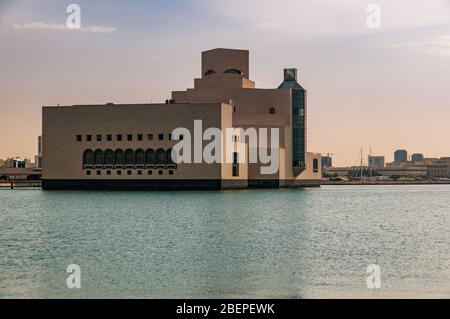 Das im Pei gestaltete Museum für Islamische Kunst an der Doha-Küste gegen Abend. Stockfoto