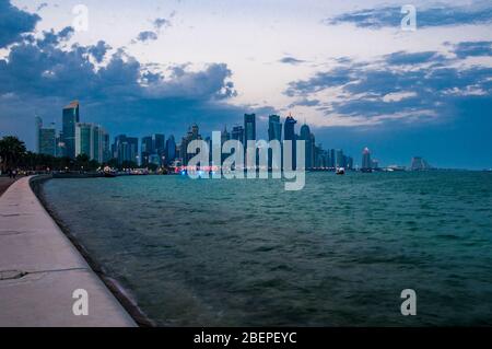 Die Wolkenkratzer des neuen West Bay Doha Stadt von Al Corniche am Abend gesehen. Stockfoto