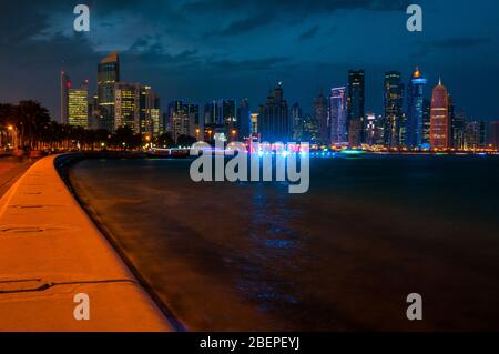 Die Wolkenkratzer des neuen West Bay Doha Stadt von Al Corniche am Abend gesehen. Stockfoto
