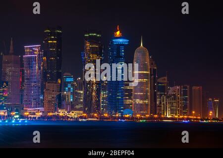 Die Wolkenkratzer des neuen West Bay Doha Stadt von Al Corniche am Abend gesehen. Stockfoto