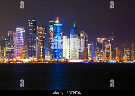Die Wolkenkratzer des neuen West Bay Doha Stadt von Al Corniche am Abend gesehen. Stockfoto