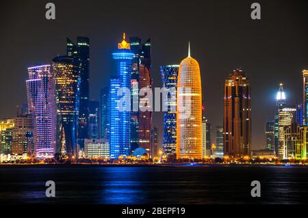 Die Wolkenkratzer des neuen West Bay Doha Stadt von Al Corniche am Abend gesehen. Stockfoto