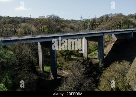 MERTHYR TYDFIL, WALES - 13. APRIL 2020 - die A470 Brücke in Merthyr überquert den Fluss Taff. Stockfoto