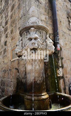 Wasserbrunnen auf dem Gundulić Platz (Marktplatz oder Alter Marktplatz) in der Altstadt von Dubrovnik, Kroatien. Stockfoto