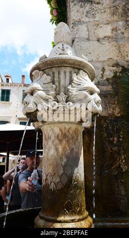 Wasserbrunnen auf dem Gundulić Platz (Marktplatz oder Alter Marktplatz) in der Altstadt von Dubrovnik, Kroatien. Stockfoto