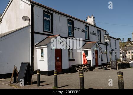 MERTHYR TYDFIL, WALES - 13. APRIL 2020 - The Station Hotel Pub im Dorf Cefn-coed. Stockfoto