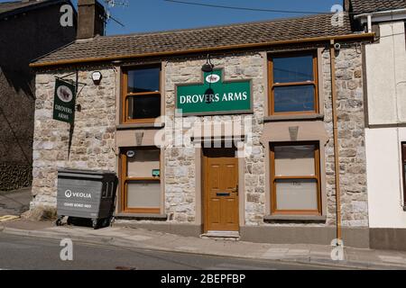 MERTHYR TYDFIL, WALES - 13. APRIL 2020 - The Drovers Arms Pub im Dorf Cefn-coed. Stockfoto