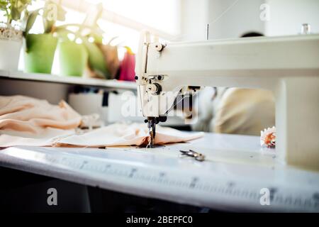 Nähmaschine.Handmade wiederverwendbare nicht-medizinische Tuch Stoff Abdeckungen, Coronavirus schützende Baumwollmasken making.Face Maske Guidance.DIY Masken, lernen h Stockfoto