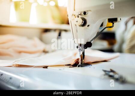 Nähmaschine.Handmade wiederverwendbare nicht-medizinische Tuch Stoff Abdeckungen, Coronavirus schützende Baumwollmasken making.Face Maske Guidance.DIY Masken, lernen h Stockfoto