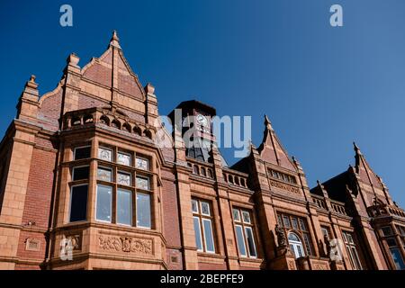 MERTHYR TYDFIL, WALES - 13. APRIL 2020 - das Rote Haus, Merthyr Tydfil. Stockfoto