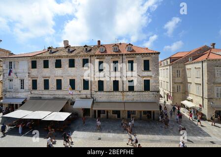 Wunderschöne alte Gebäude entlang UL. PRED Dvorom in der Altstadt von Dubrovnik, Kroatien. Stockfoto