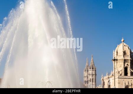 Kloster Jerónimos mit Brunnen, Belém, Lissabon, Portugal Stockfoto