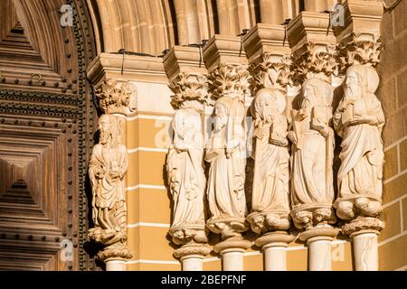 Skulpturen am Hauptportal der Kathedrale von Évora, Portugal Stockfoto