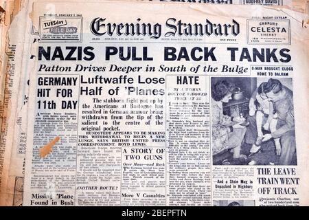 Evening Standard WWII Britische Zeitung Schlagzeile 2 Januar 1945 'Nazis ziehen zurück Panzer' 'Luftwaffe verlieren die Hälfte der Flugzeuge' London England UK Stockfoto