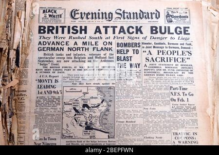 Evening Standard WWII Vintage britische Zeitung Schlagzeile 5 Januar 1945 'British Attack Bulge' 'Advance a Mile on German North Flank' Bastogne Karte UK Stockfoto