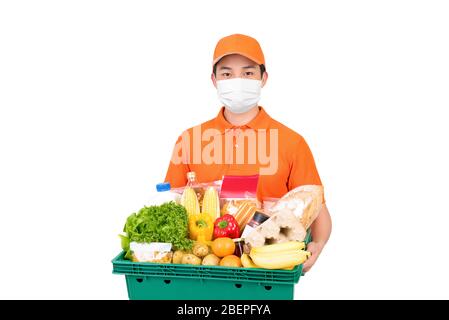 Hygienischer Mann trägt medizinische Maske mit Supermarkt Lebensmittel Tray Box bietet Home Lieferservice isoliert in weißem Hintergrund Stockfoto