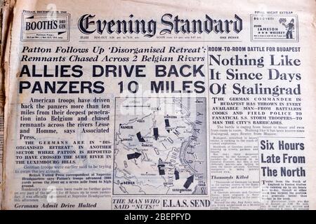 Evening Standard WWII britische Zeitung Schlagzeile 29 Dezember 1944 'Allies Drive Back Panzers 10 miles' London England UK Stockfoto