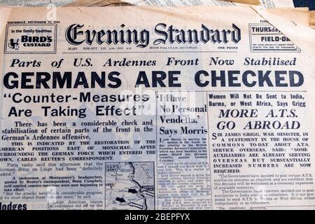 Evening Standard WWII Britische Zeitung Schlagzeile 21 Dezember 1944 "Deutsche sind überprüft" "Teile der Ardennen Front jetzt stabilisiert" London England Großbritannien Stockfoto