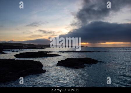 Sonnenaufgang am Strand von Marazion in Cornwall England Stockfoto