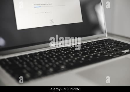 Makro-Nahaufnahme des Logos über der Tastatur auf dem brandneuen 13' 2020 MacBook Air von Apple Stockfoto