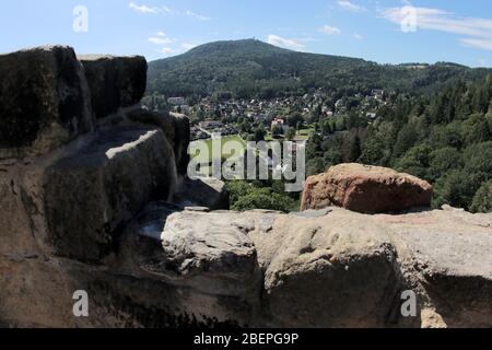 Blick über die Reste der Mauer vom Berg Oybin in die Umgebung im Zittauer Gebirge am 18.08.2019. Die Überreste der Festung und des Klosters in Oybin im gleichnamigen Kurort an der Grenze zu Tschechien und Polen sind ein beliebtes Touristenziel. Zunächst nur einfache Befestigung - die Burg wurde zu Beginn des 14. Jahrhunderts zu einem befestigten Komplex ausgebaut. Mitte des 14. Jahrhunderts ließ der deutsche Kaiser Karl IV. Hier ein kaiserliches Haus bauen und schenkte dem Orden der Celestiner ein Kloster. Die Reformation setzte dem Monasti ein Ende Stockfoto