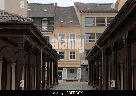 Blick auf die historische Fleischbank wenige Schritte vom Rathausplatz in der Reichenberger Straße in Zittau am 17. August 2019. Ihre Existenz geht zurück zum Ursprung der Stadt. An diesem Punkt durften die Metzger an bestimmten Tagen der Woche ihre Waren anbieten. Ebenso gab es "Brotbanken", aber sie sind nicht mehr verfügbar. Die Fleischbank, ein Durchgang mit Verkaufsständen unter einer Kolonnade, wurde 1838 in ihrer heutigen Form gebaut. Sie sind eine der letzten überlebenden Pflanzen dieser Art. Foto: Peter Zimmermann - Nutzung weltweit Stockfoto