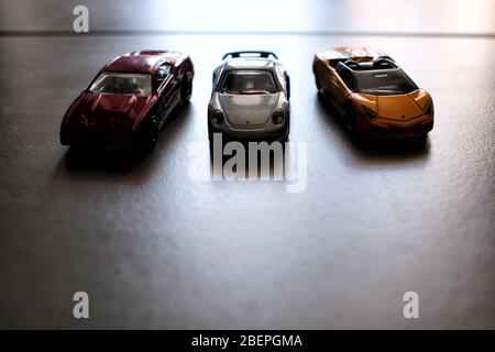 Nahsicht auf alte Spielzeugautos in dramatischem Licht Stockfoto