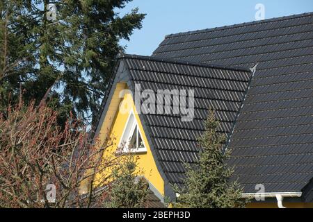 12. April 2020, Brandenburg, Oranienburg: Ein Einfamilienhaus mit einem sogenannten dritten Giebel. Foto: Soeren Stache/dpa-Zentralbild/ZB Stockfoto