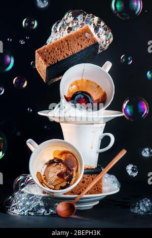 Bubbles und Schaum, Spülen Konzept, ausbalancieren Porzellanbecher mit Kaffeeflecken und Seifenblasen Stockfoto