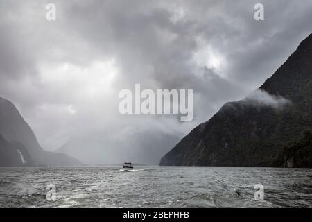 Milford Sound mit Mitre Peak an einem stürmischen Tag von Wolken verdeckt, Fiordland National Park, South Island, Neuseeland Stockfoto