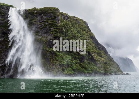 Stirling Falls wird an einem stürmischen Tag vom Wind geblasen, Milford Sound, Fiordland National Park, South Island, Neuseeland Stockfoto