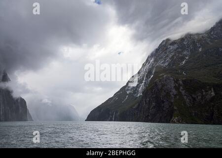 Stürmisches Wetter in Milford Sound, Fiordland National Park, South Island, Neuseeland Stockfoto