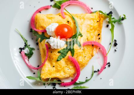 Hausgemachte Eier geschlagen weich Omelette.Bunte gesundes Frühstück zu Hause.Home gekochte Mahlzeit served.Low Calorie Essen, Low Carb Lebensstil Essen in.Keto Mahlzeit. Stockfoto