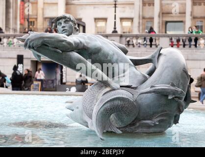 London / UK - 22. Februar - Wasserskulptur am Trafalgar Square Stockfoto