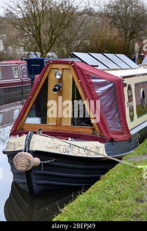 Canal schmale Boote (Bug von 1 Boot) auf Wasser, Solarzellen, Festmacherseil, Kotflügel & Abdeckung - Leeds-Liverpool Canal, Skipton, Yorkshire, England UK Stockfoto