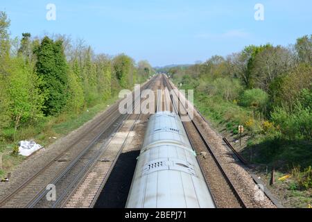 Ein Emu Zug verlässt Horley Station in Surrey. Stockfoto