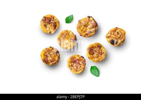 Mini-Pies mit Käse, Oliven, Kräutern und Stückchen Chorizo-Wurst - kleine Vorspeise Tartlets auf weißem Hintergrund isoliert Stockfoto