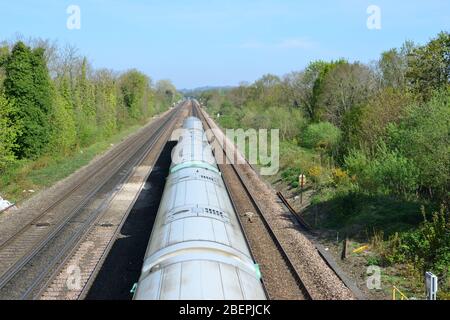 Ein Emu Zug verlässt Horley Station in Surrey. Stockfoto